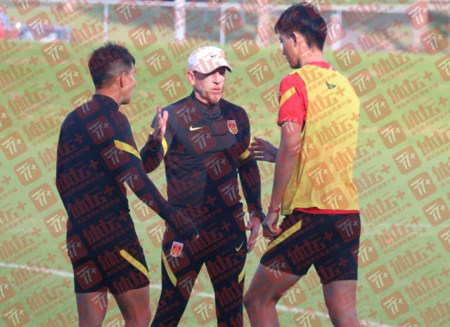 皇冠体育线上-U24亚运队踩场训练临时取消 快速复习演练内容